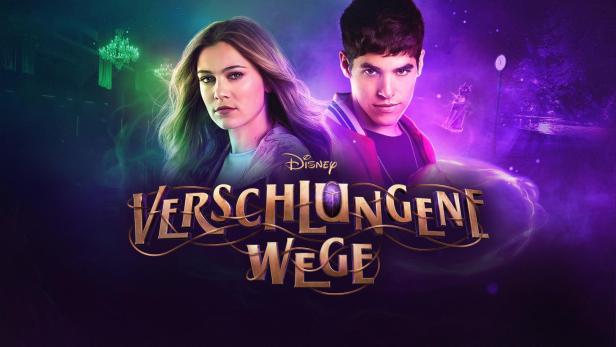 Das Filmplakat für „Verschlungene Wege“ zeigt zwei junge Darsteller vor einem mystischen Hintergrund.