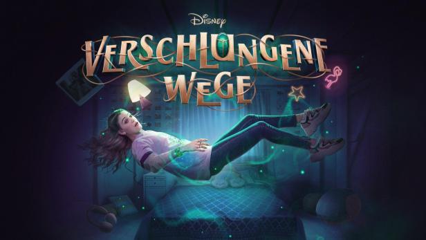 Eine junge Frau schwebt über ihrem Bett, im Hintergrund der Titel „Verschlungene Wege“.