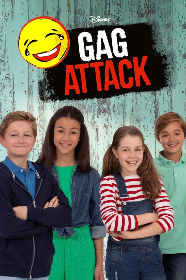 Das Poster für „Gag Attack“ zeigt vier lächelnde Kinder vor einem hölzernen Hintergrund.