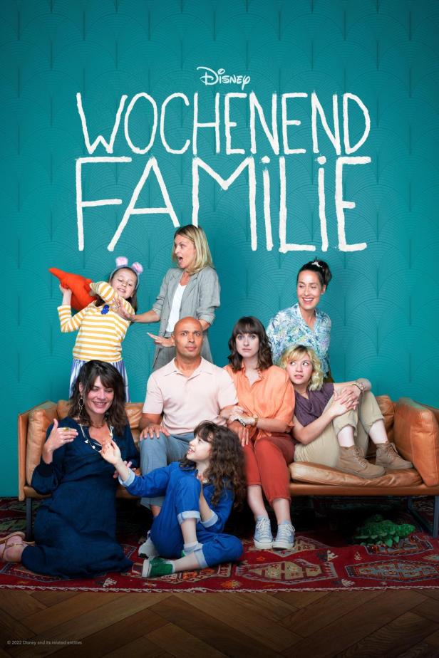Das Filmplakat für „Wochenend Familie“ zeigt eine Patchwork-Familie vor einem türkisfarbenen Hintergrund.