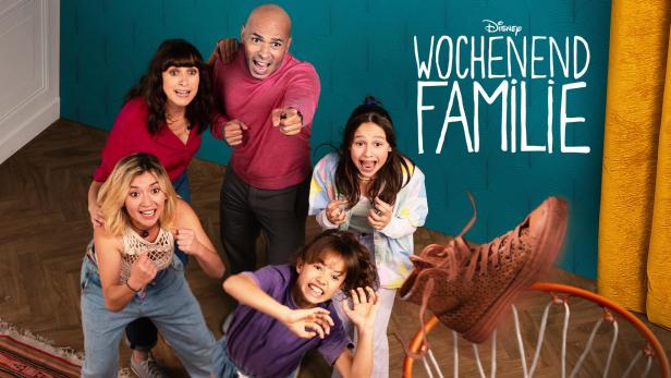 Das Poster für die Disney+ Serie „Wochenend Familie“ zeigt eine Familie, die aufgeregt in die Kamera schaut, während ein Schuh in einen Basketballkorb geworfen wird.