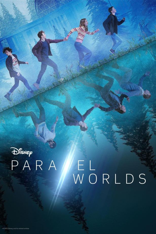 Das Filmplakat für „Parallel Worlds“ zeigt vier Jugendliche, die auf einer spiegelbildlichen Oberfläche laufen.