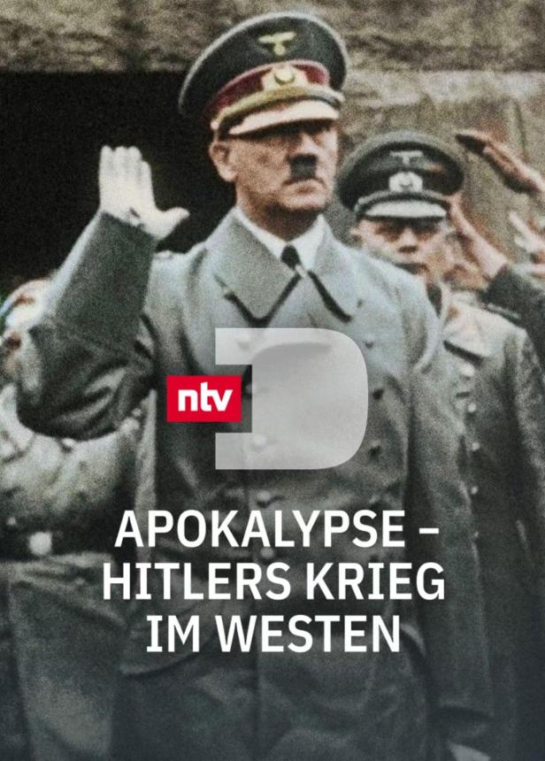 Adolf Hitler bei einer Parade mit erhobenem Arm.