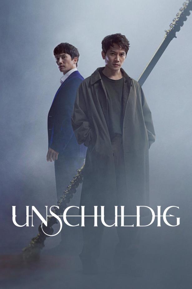 Das Filmplakat zu „Unschuldig“ zeigt zwei Männer vor nebligem Hintergrund.