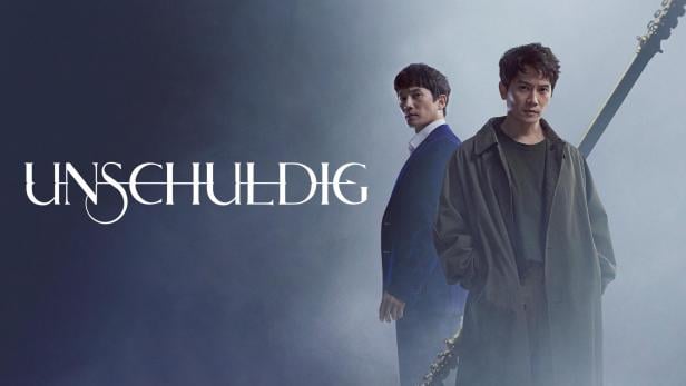 Das Filmplakat für „Unschuldig“ zeigt zwei Männer vor einem dunklen Hintergrund.