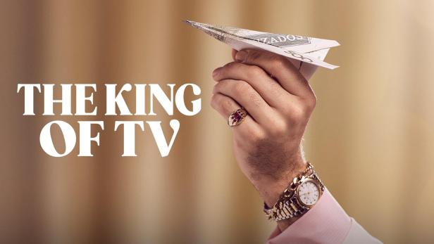 Eine Hand hält ein Papierflugzeug, gefaltet aus einer Banknote.