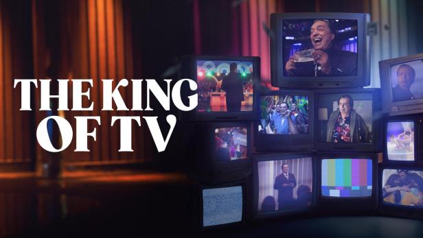 Der Schriftzug „The King of TV“ vor einem Stapel alter Fernsehgeräte, die verschiedene Szenen zeigen.