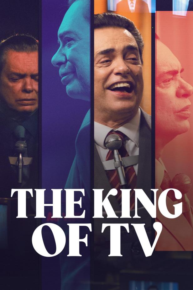 Das Filmplakat für „The King of TV“ zeigt einen Mann vor Mikrofonen.