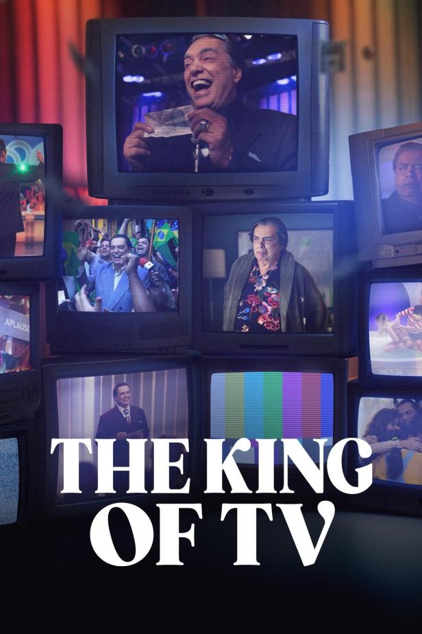 Das Filmplakat für „The King of TV“ zeigt eine Wand aus alten Fernsehgeräten mit Szenen aus dem Leben eines Moderators.