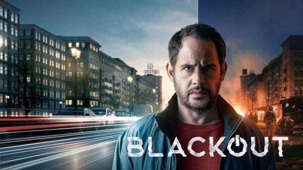 Ein Mann vor einer nächtlichen Stadtkulisse, im Hintergrund das Wort „Blackout“.