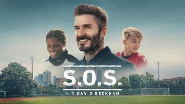 David Beckham mit zwei jungen Fußballspielern vor einer Londoner Skyline für die Serie „S.O.S. mit David Beckham“.