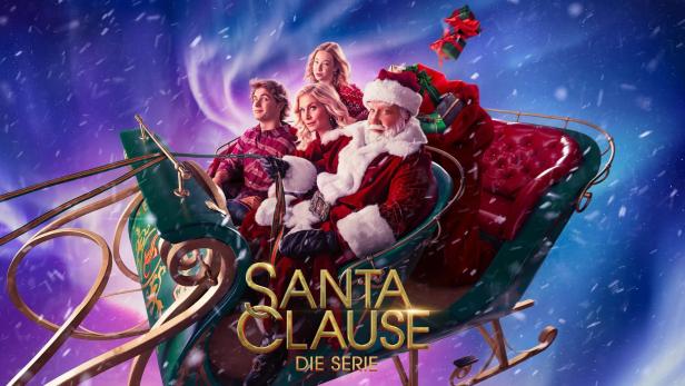 Weihnachtsmann und Familie sitzen in einem Schlitten vor einem verschneiten Himmel.