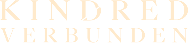 Die Wörter „Kindred“ und „Verbunden“ in beiger Schrift auf schwarzem Hintergrund.