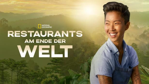Eine lächelnde Person vor dem Titelbild der National Geographic-Serie „Restaurants am Ende der Welt“.