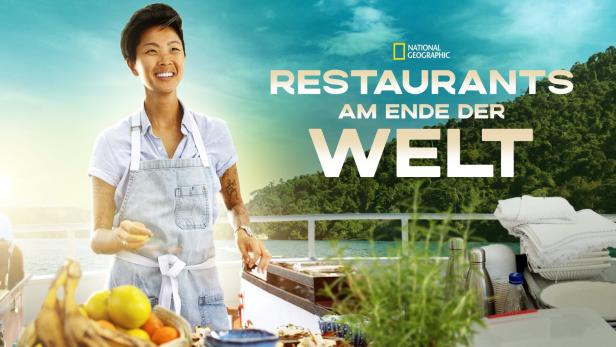 Eine Köchin bereitet Essen vor dem Hintergrund der National Geographic Serie „Restaurants am Ende der Welt“ zu.