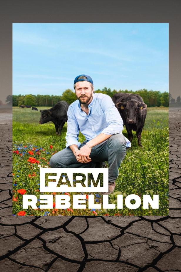 Ein Mann kauert auf einer Wiese mit Kühen im Hintergrund; der Schriftzug „Farm Rebellion“ ist zu sehen.