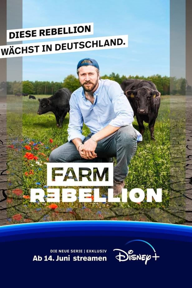 Ein Landwirt kniet auf einer Wiese mit Kühen im Hintergrund, Werbung für die Serie „Farm Rebellion“.
