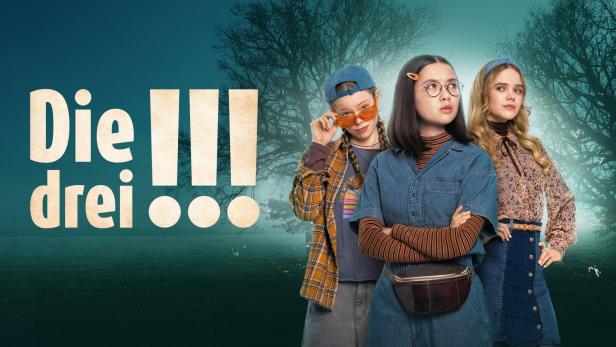 Das Filmplakat für „Die drei !!!“ zeigt die drei jugendlichen Detektivinnen vor einem dunklen Wald.