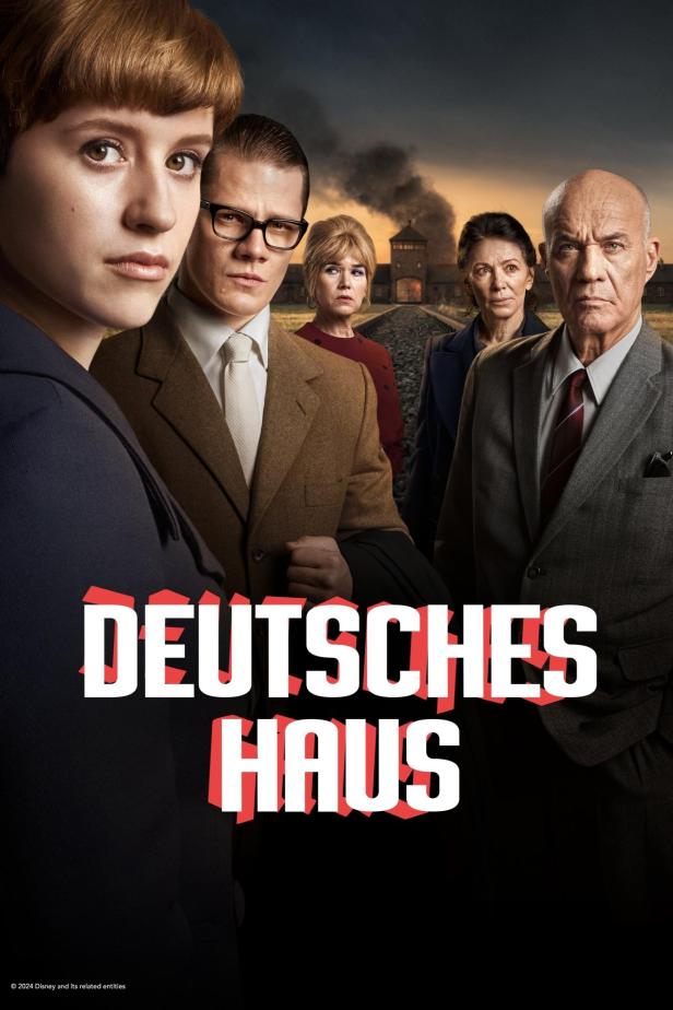 Das Poster für „Deutsches Haus“ zeigt eine Gruppe von Personen vor dem Hintergrund eines Lagers.