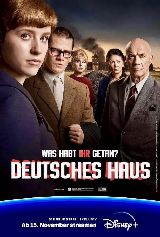 Das Filmplakat für „Deutsches Haus“ zeigt die Hauptdarsteller vor dem Hintergrund eines Konzentrationslagers.