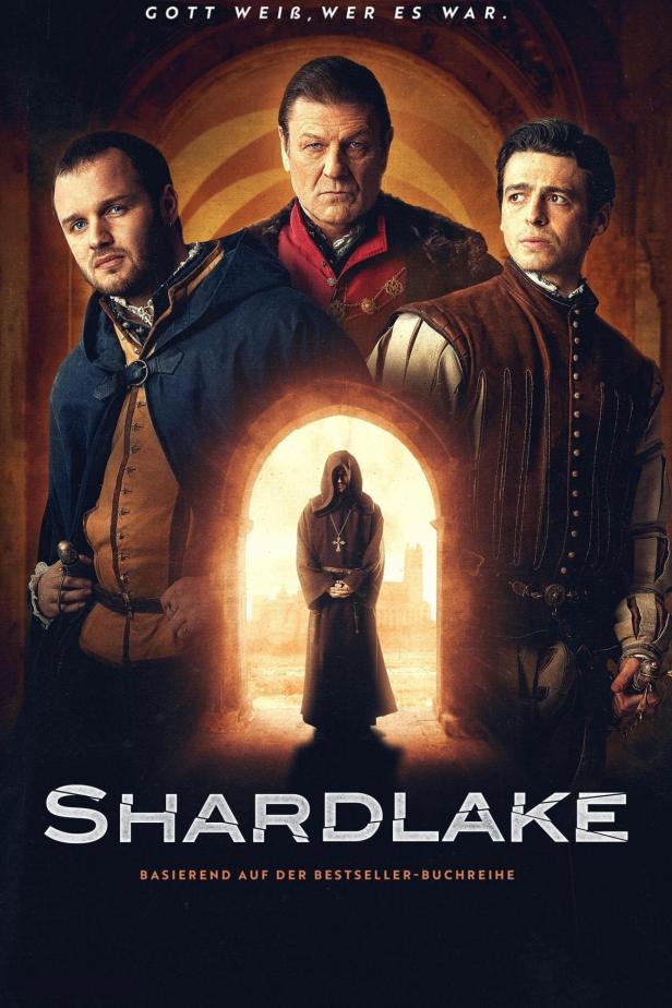 Das Poster für „Shardlake“ zeigt drei Männer und einen Mönch vor einem Torbogen.