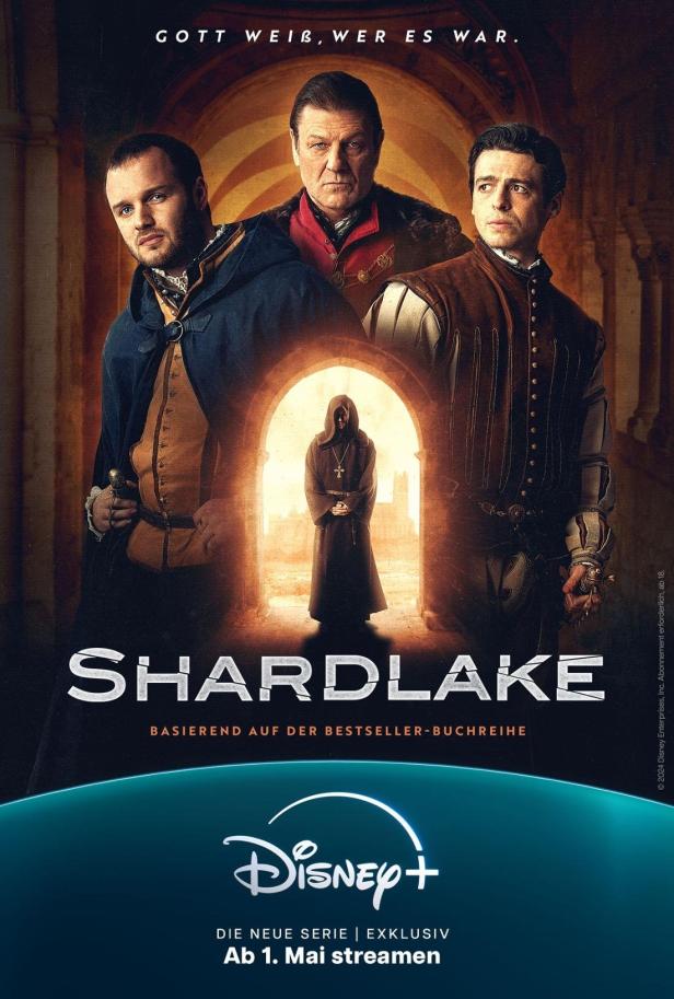 Das Poster für die Disney+-Serie „Shardlake“ zeigt drei Männer und eine mysteriöse Gestalt vor einem Torbogen.