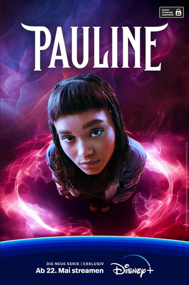 Das Poster zur neuen Disney+ Serie „Pauline“ zeigt eine junge Frau vor einem roten Hintergrund.
