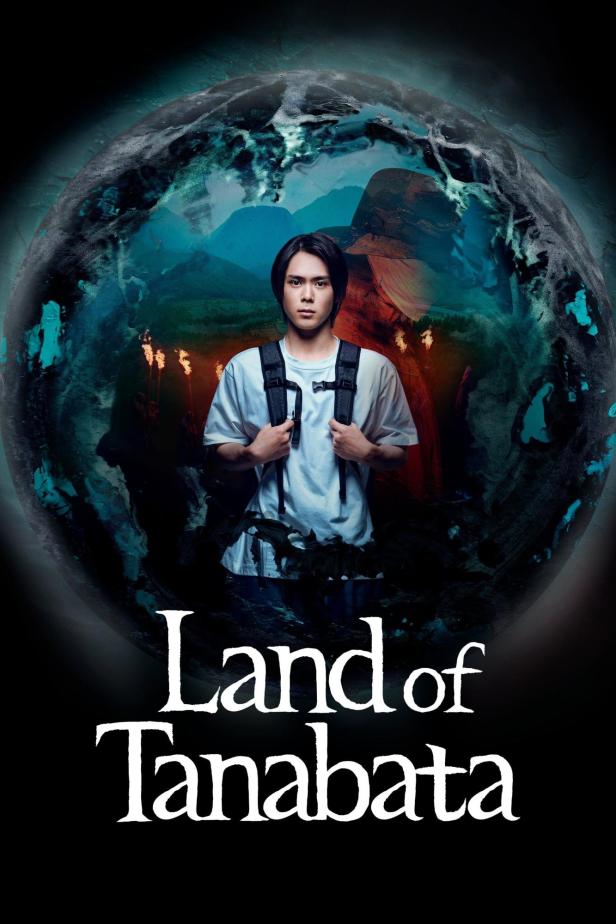 Ein junger Mann mit Rucksack vor dem Filmplakat für „Land of Tanabata“.