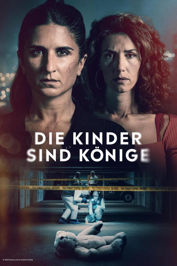 Das Filmplakat zu „Die Kinder sind Könige“ zeigt zwei Frauen vor einem Tatort mit einem Teddybär.