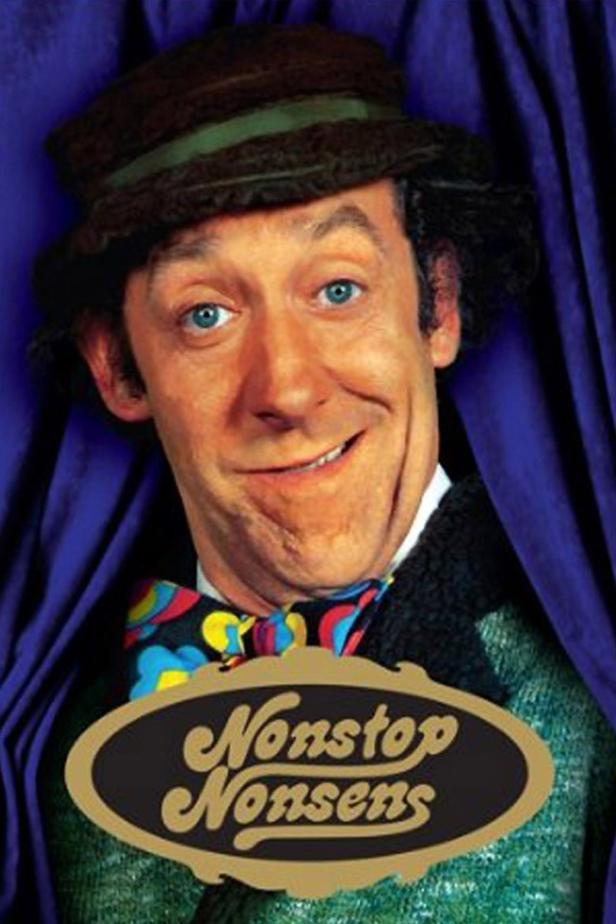 Ein Mann mit Hut und Fliege vor einem blauen Vorhang, mit dem Schriftzug „Nonstop Nonsens“.