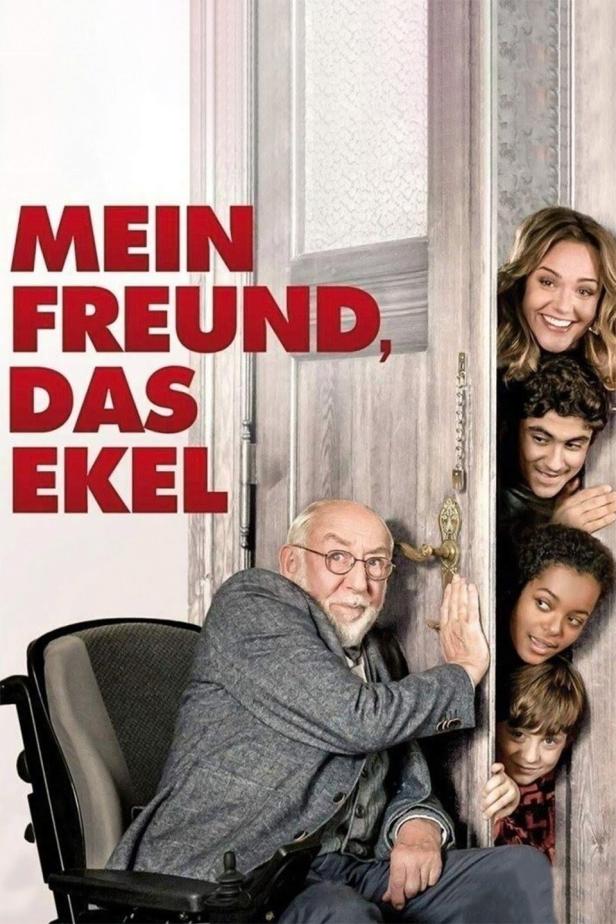 Das Filmplakat zu „Mein Freund, das Ekel“ zeigt einen älteren Mann im Rollstuhl und vier junge Leute, die durch eine Tür schauen.