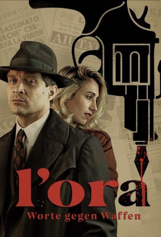 Das Filmplakat für „L'Ora“ zeigt einen Mann mit Hut und eine Frau vor einer Pistole, die in eine Feder übergeht.