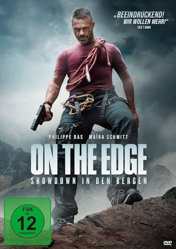 Ein Mann mit Seil und Pistole steht auf einem Felsen, Filmplakat für „On the Edge: Showdown in den Bergen“.