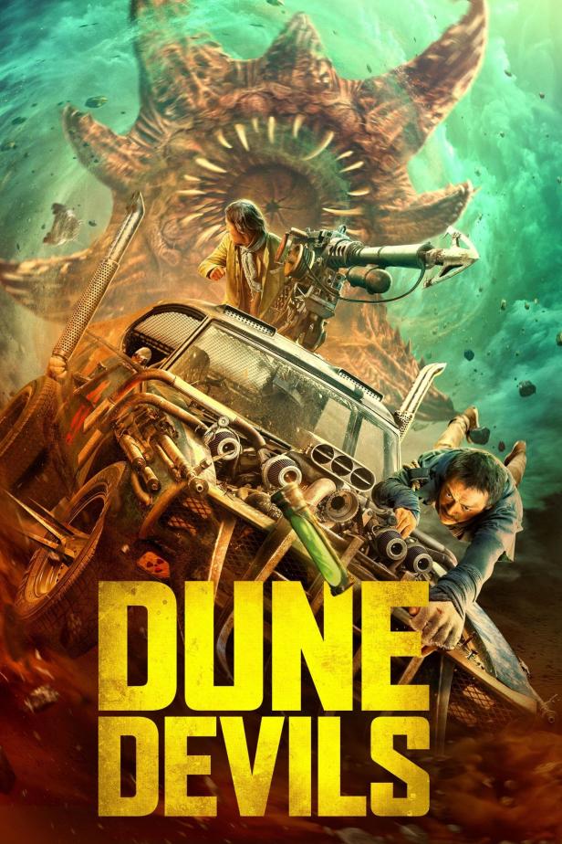 Das Filmplakat für „Dune Devils“ zeigt ein Auto, das von einem riesigen Sandwurm angegriffen wird.