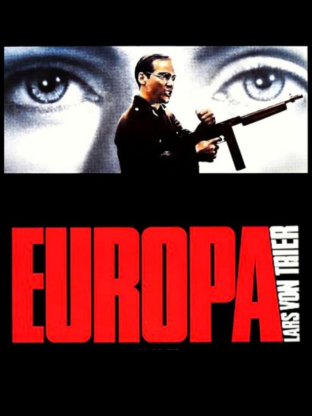 Ein Mann mit einer Waffe vor dem Hintergrund des Filmposters „Europa“ von Lars von Trier.