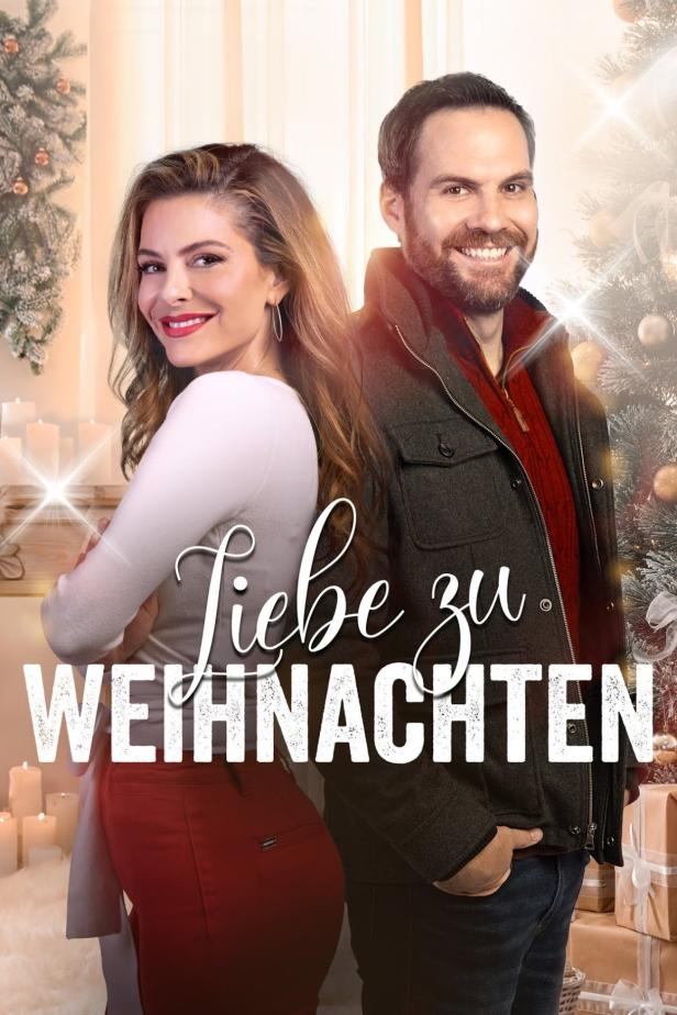 Ein Mann und eine Frau stehen vor einem Weihnachtsbaum, Titel des Films: „Liebe zu Weihnachten“.