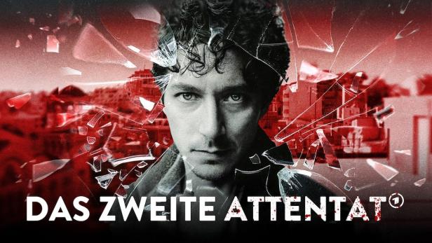 Ein Porträt eines Mannes vor einer roten Stadtlandschaft, umgeben von Glasscherben, mit dem Titel „Das Zweite Attentat“.