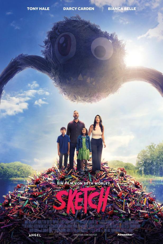 Das Filmplakat für „Sketch“ zeigt eine Familie unter einer großen, gezeichneten Kreatur stehend.