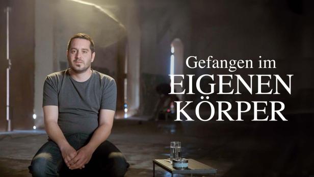 Ein Mann sitzt vor dem Schriftzug „Gefangen im eigenen Körper“.