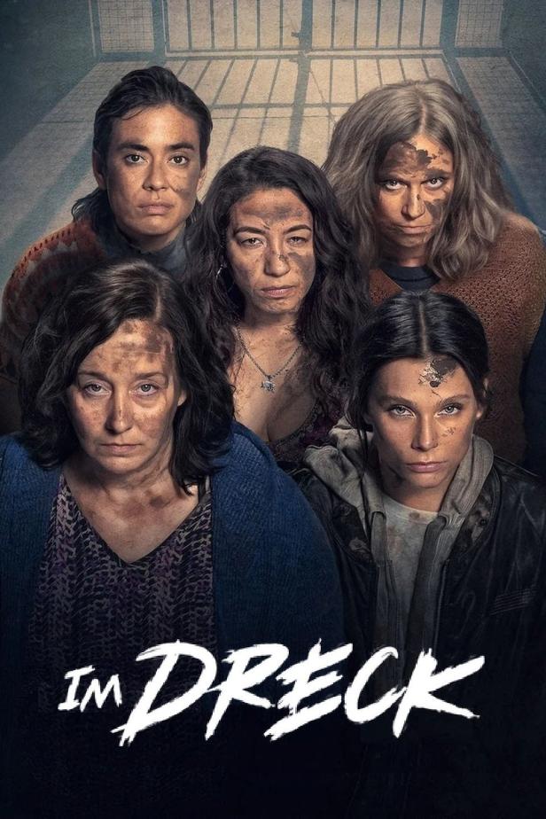 Das Filmplakat zu „Im Dreck“ zeigt fünf Frauen mit schmutzigen Gesichtern vor einem Gitter.