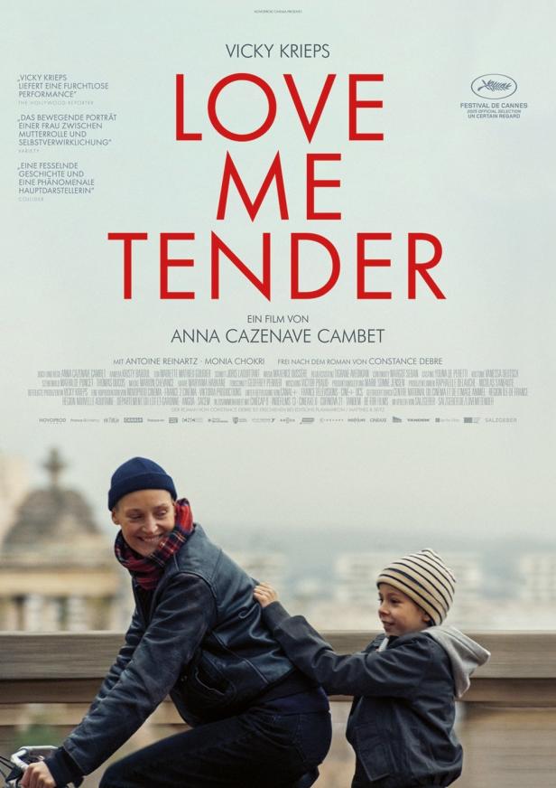 Das Filmplakat für „Love Me Tender“ zeigt Vicky Krieps mit einem Kind auf einem Fahrrad.
