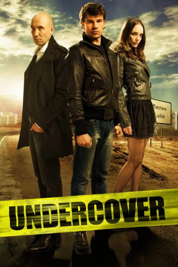 Drei Personen stehen vor einem Ortsschild mit der Aufschrift „Lulin“.