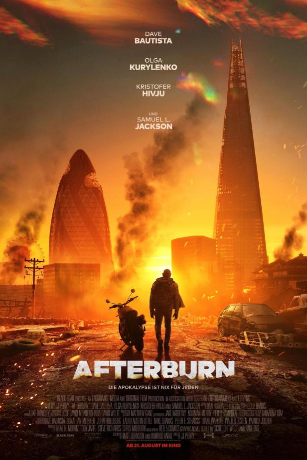 Ein Mann mit Motorrad steht vor zerstörter Londoner Skyline im Filmplakat für „Afterburn“.
