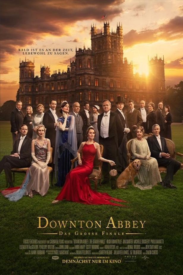 Das Ensemble von „Downton Abbey: Das große Finale“ posiert vor dem Schloss Downton.