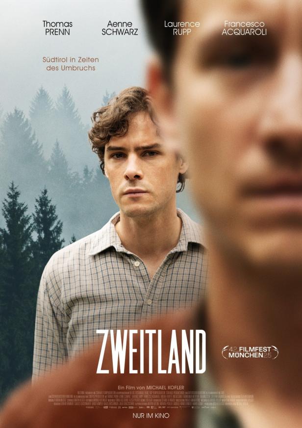 Das Filmplakat für „Zweitland“ zeigt zwei Männer vor einer Waldkulisse.