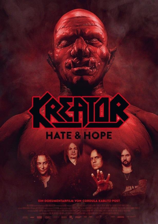 Das rote Filmplakat für „Kreator: Hate & Hope“ zeigt eine dämonische Figur und die Bandmitglieder.