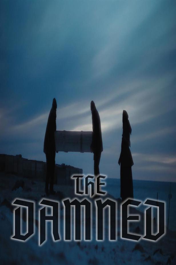 Drei Personen tragen einen Sarg in einer verschneiten Landschaft; Schriftzug „The Damned“ im Vordergrund.