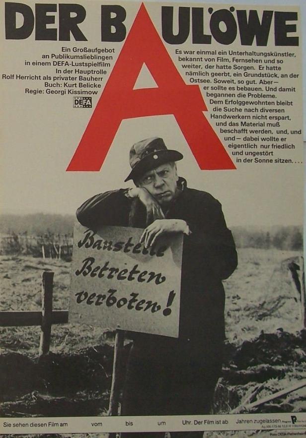 Das Filmplakat zu „Der Baulöwe“ zeigt Rolf Herricht vor einem Schild „Baustelle Betreten verboten!“.