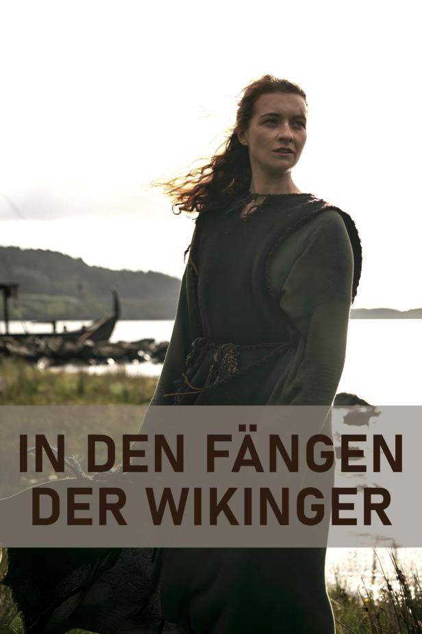 Eine Frau in historischer Kleidung steht vor einer Landschaft mit einem Wikingerschiff.