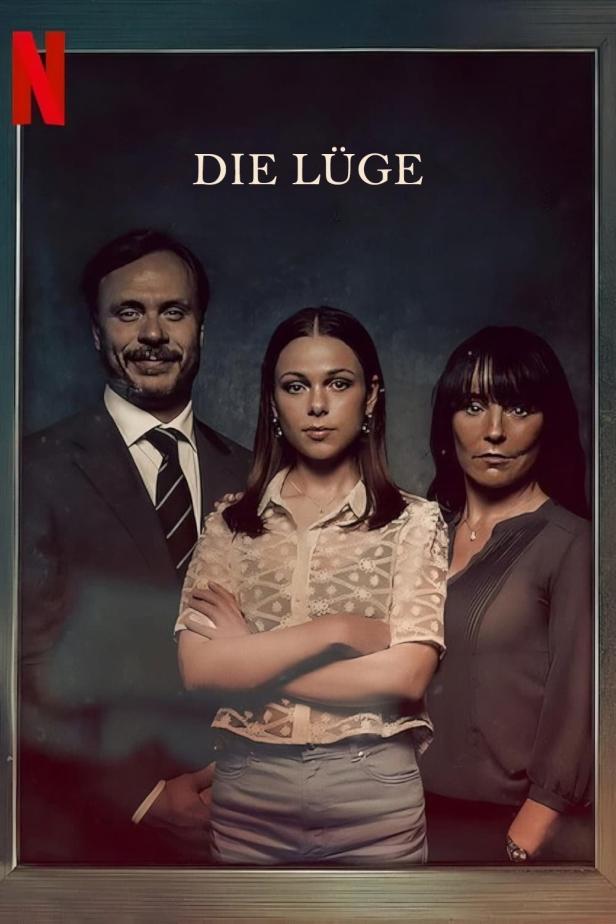 Das Filmplakat für „Die Lüge“ zeigt eine Familie vor dunklem Hintergrund.